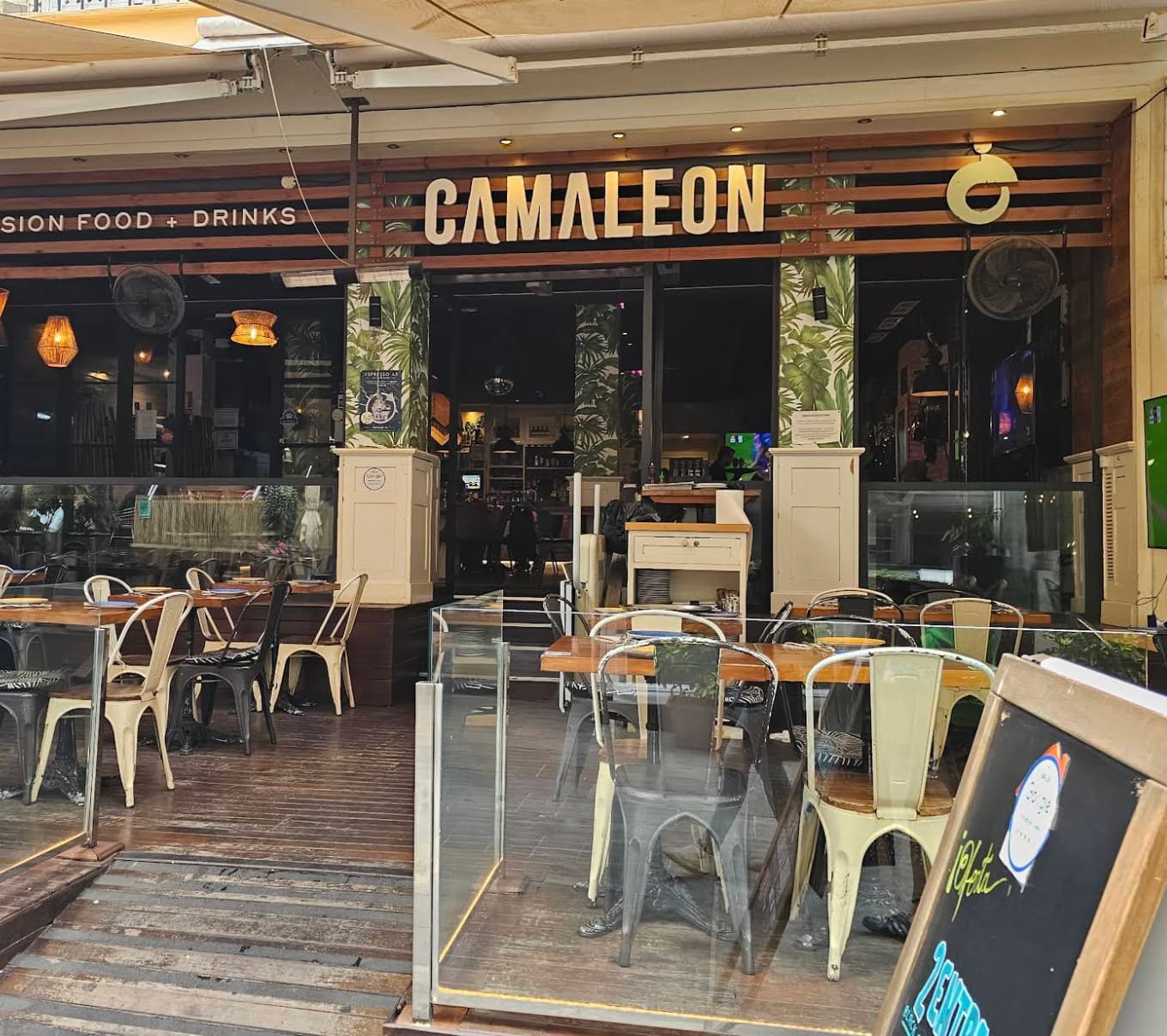 Fachada y terraza de Camaleón Marbella en Av. Miguel Cano 13, mesas exteriores en el centro de Marbella.
