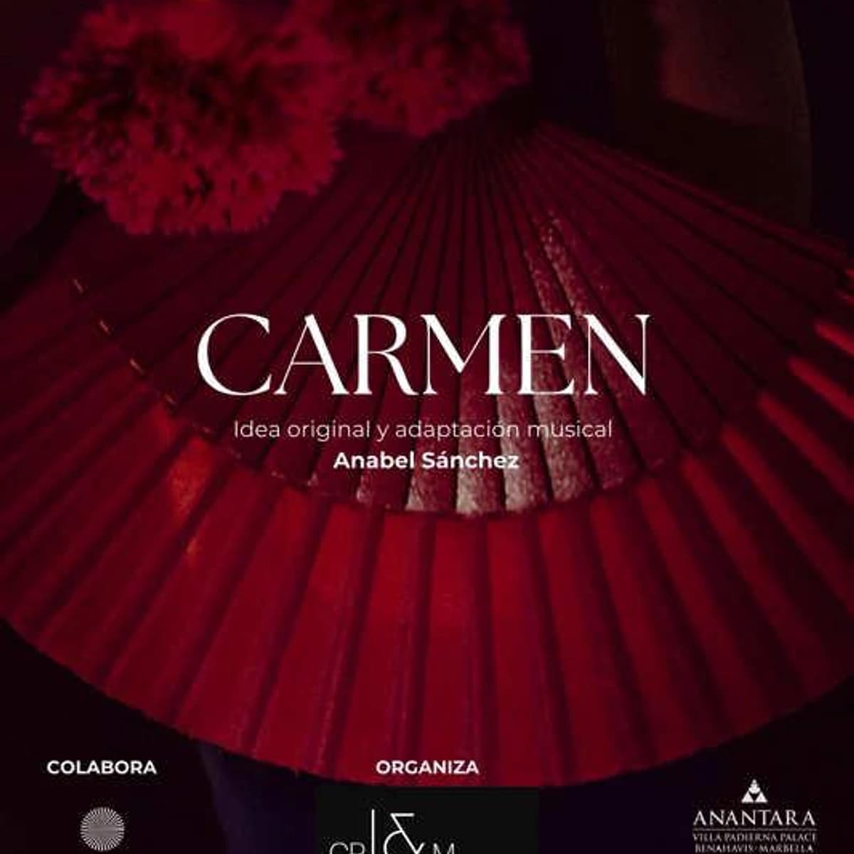 Abanico rojo desplegado sobre fondo oscuro con el título Carmen, referencia a la adaptación musical de Anabel Sánchez y logos del evento en la parte inferior.