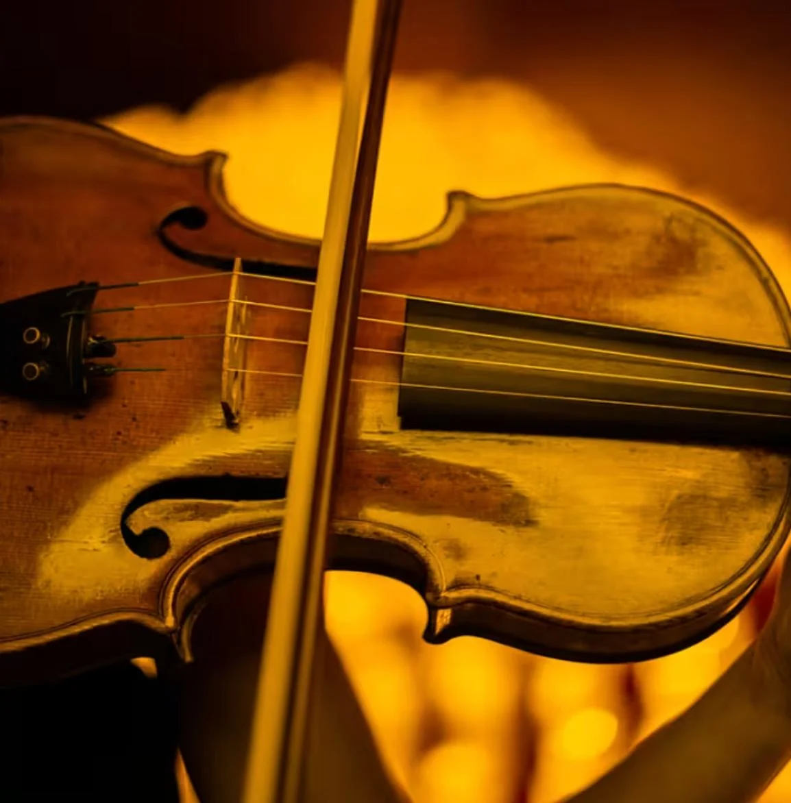 Cartel promocional de “Candlelight: Tributo a Queen” con un escenario iluminado por cientos de velas, silueta de un cuarteto de cuerda tocando en directo y el título del concierto destacado en la parte superior sobre fondo oscuro elegante.