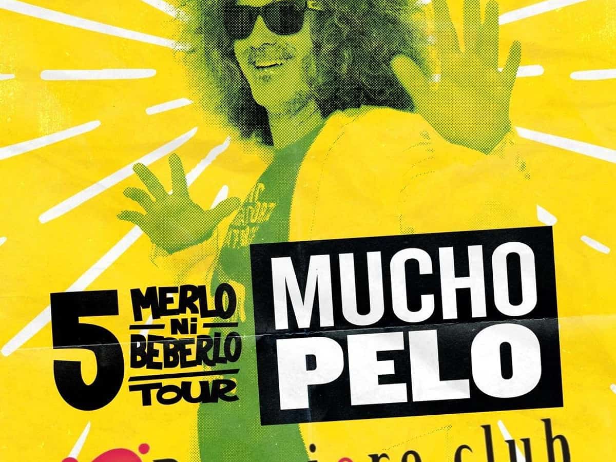 Cartel promocional de Muchopelo para Premiere Club Marbella, con retrato estilizado en amarillo y verde, nombre del artista en grande, fecha 11 de abril y entrada gratis.
