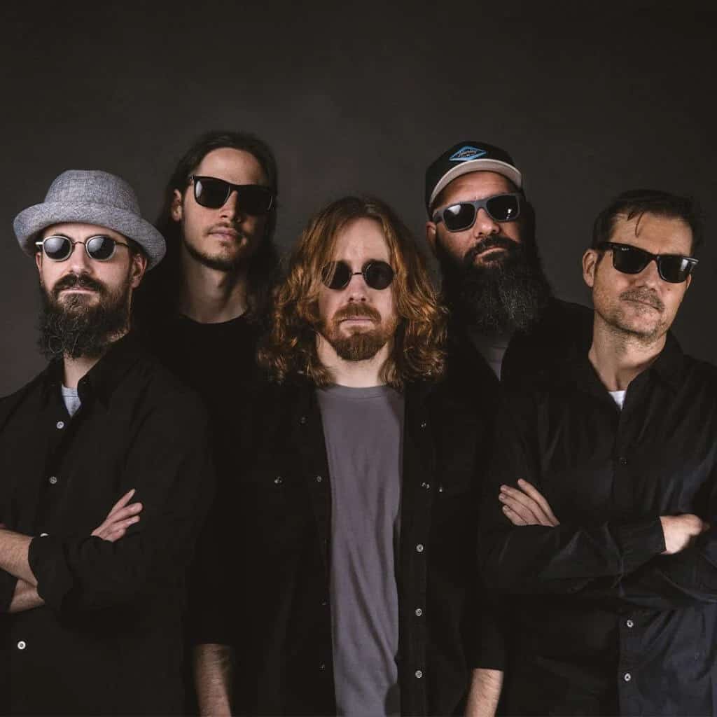 Banda LUBACK actuando en vivo con luces vibrantes y ambiente enérgico