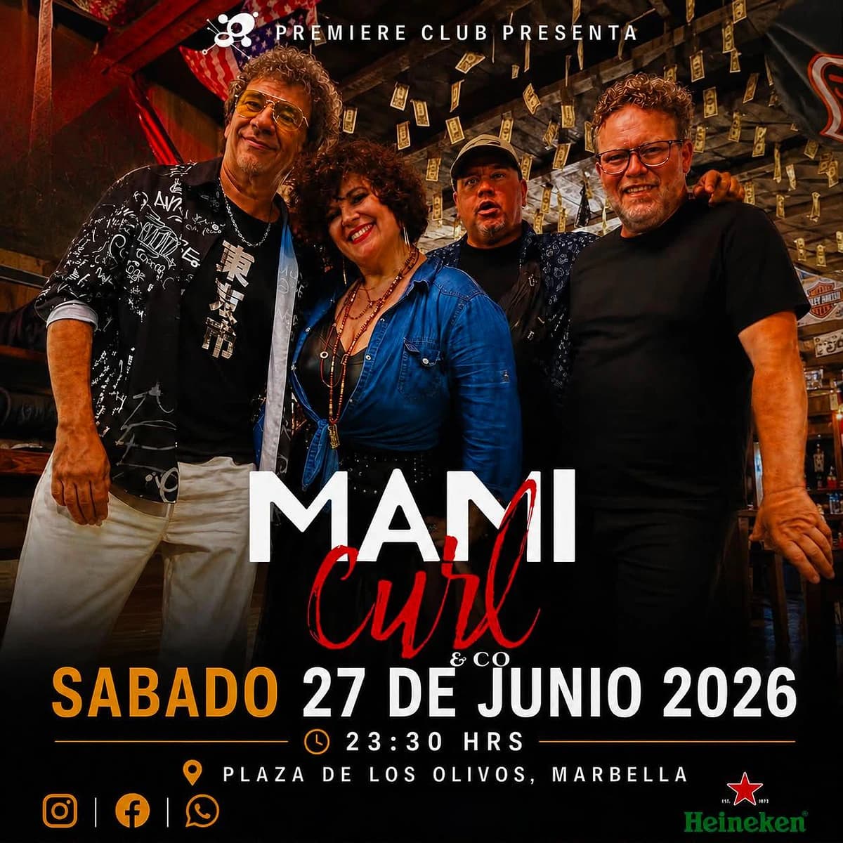 Cartel promocional de Mami Curl & Co en Premiere Club Marbella con cuatro miembros de la banda posando en un interior cálido y el nombre del grupo en grande. El concierto es el sábado 27 de junio de 2026 a las 23:30 h en Plaza de los Olivos