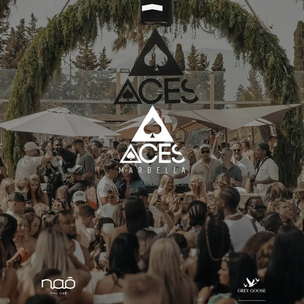 Una vibrante escena de fiesta en la piscina con personas disfrutando de la música y el sol en Naô Pool Club.