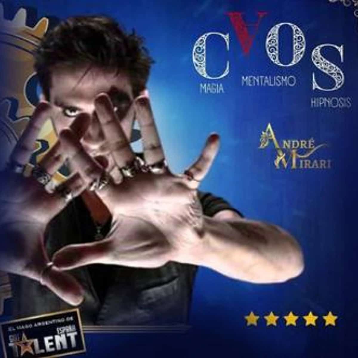 Cartel azul de CAOS con André Mirari extendiendo las manos hacia el espectador, anillos, título del espectáculo y las palabras magia, mentalismo e hipnosis.