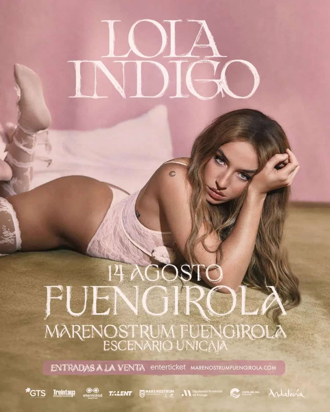 Lola Indigo actuando con luces de escenario vibrantes