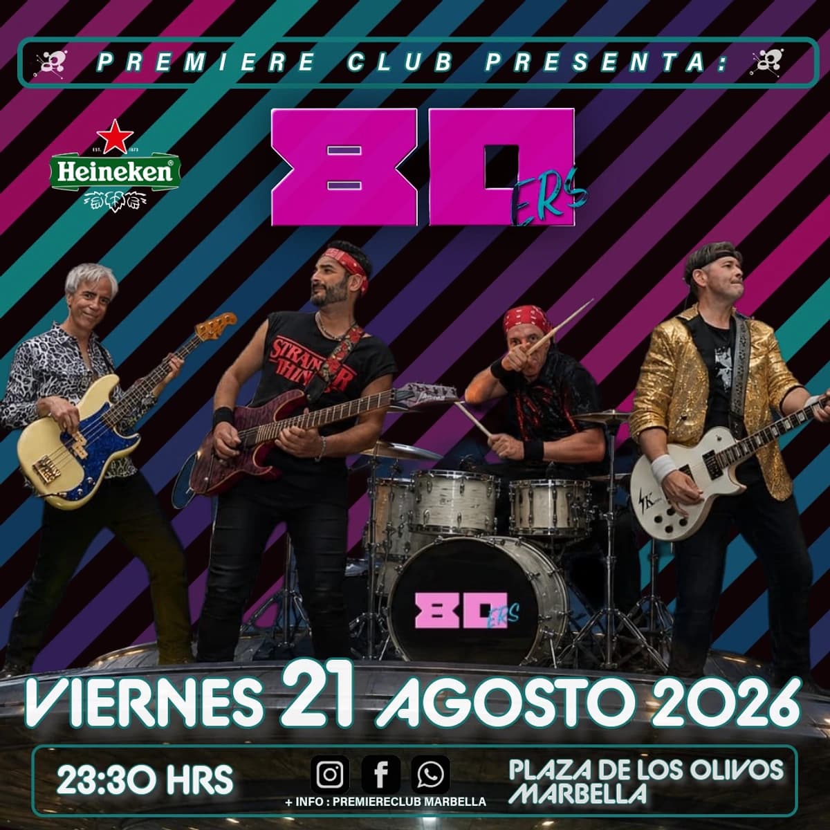 Cartel de 80ers Band en Premiere Club con cuatro músicos actuando con bajo, guitarras y batería sobre un fondo de franjas diagonales en rosa, azul y morado. Anuncia el viernes 21 de agosto de 2026 a las 23:30 h en Plaza de los Olivos, Marbella.