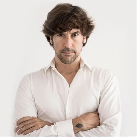 Manuel Lombo interpretando Flamenco con pasión