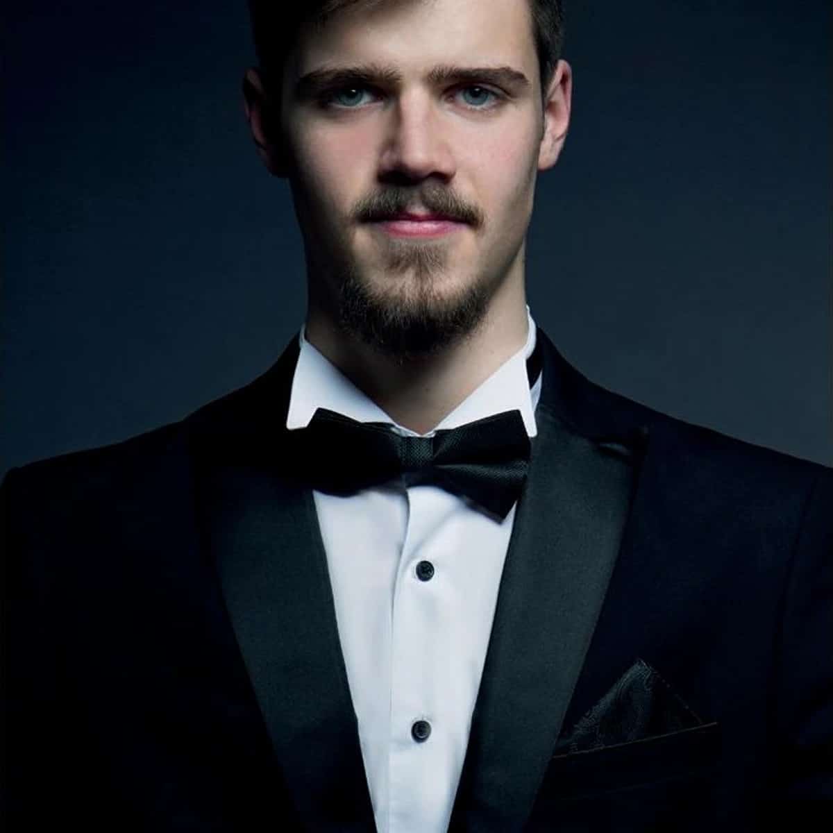 Bogdan Dugalic actuando en el Teatro Ciudad de Marbella 2026