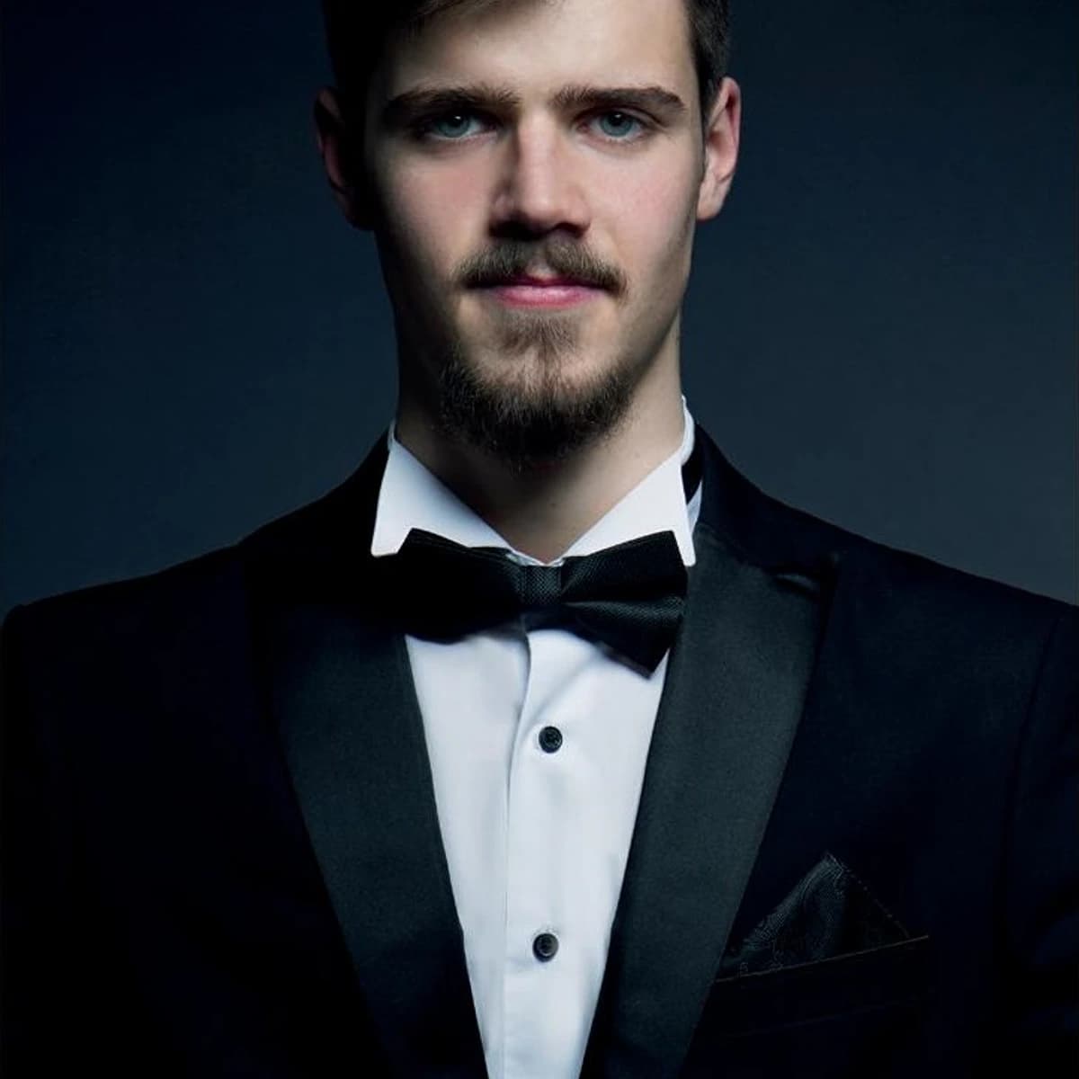 Bogdan Dugalic actuando en el Teatro Ciudad de Marbella 2026