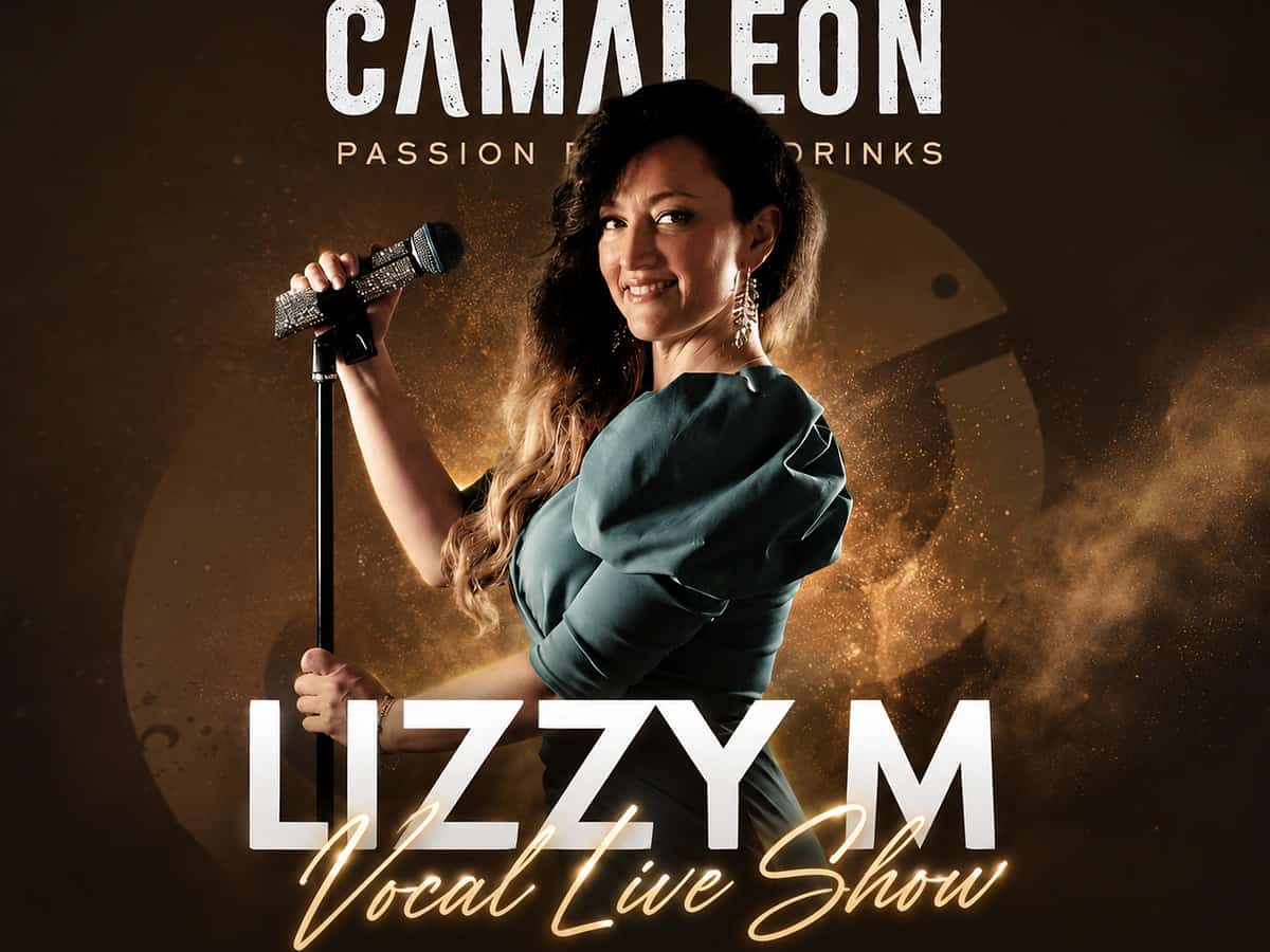 Cartel de Lizzy M en Camaleón Marbella con cantante junto a un micrófono anunciando un vocal live show y Dinner & Show el viernes 22 de mayo.