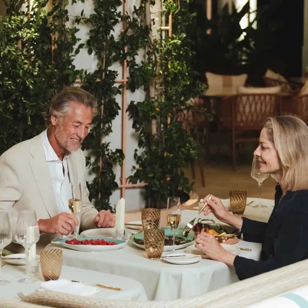 Montaje de cena romántica en Los Naranjos con menú mediterráneo en Marbella 2026