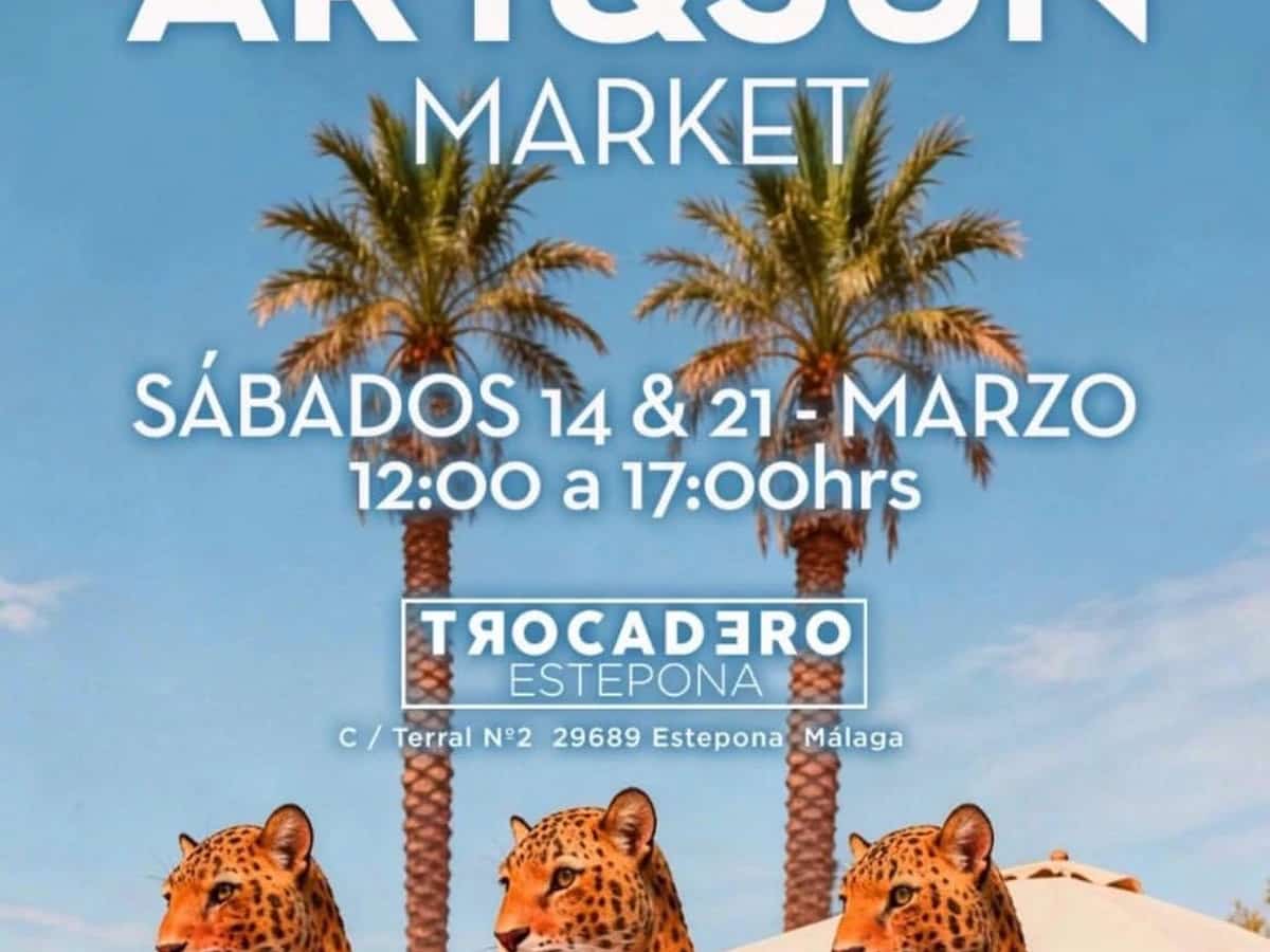 Cartel del Art & Sun Market en Trocadero Estepona con mercado de moda, artesanía y diseño frente al mar.