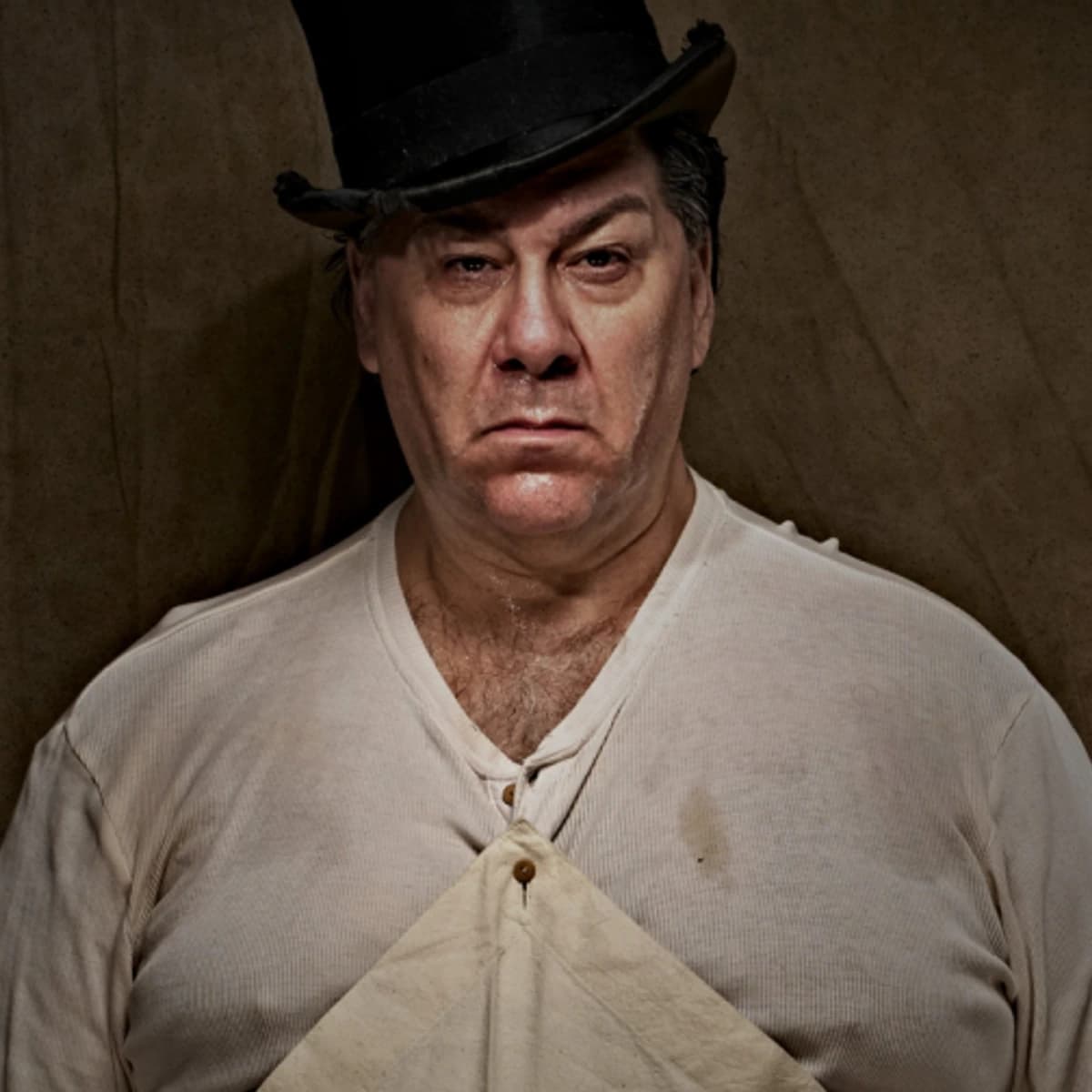 Elenco de La Ópera de los Tres Centavos actuando en Málaga 2026