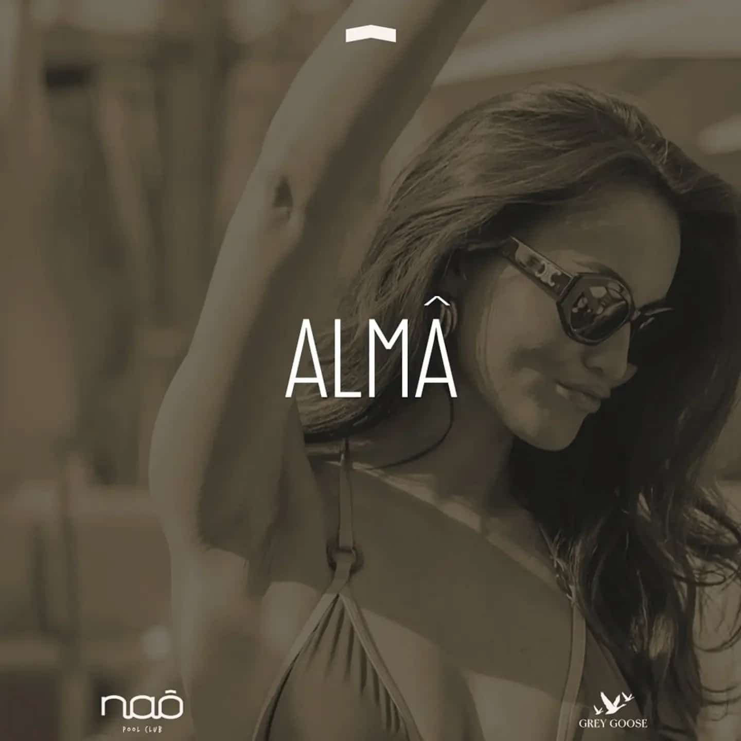 Escena vibrante junto a la piscina con personas disfrutando de música y bebidas