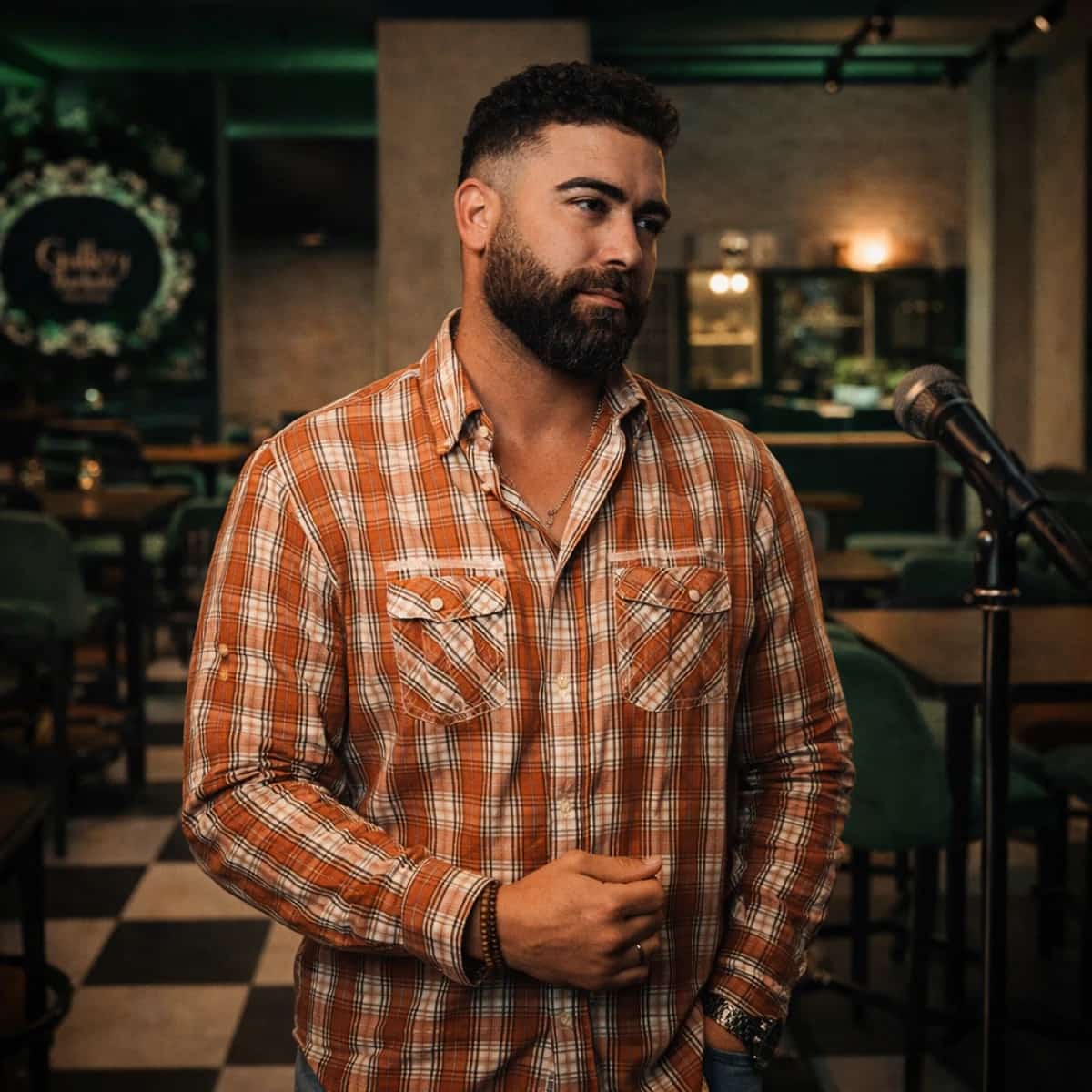 Rubén Fernández en música en directo en Gallery Marbella durante un tardeo premium con ambiente lounge, flamenco en vivo y versiones en directo, plan sábado tarde en Marbella.