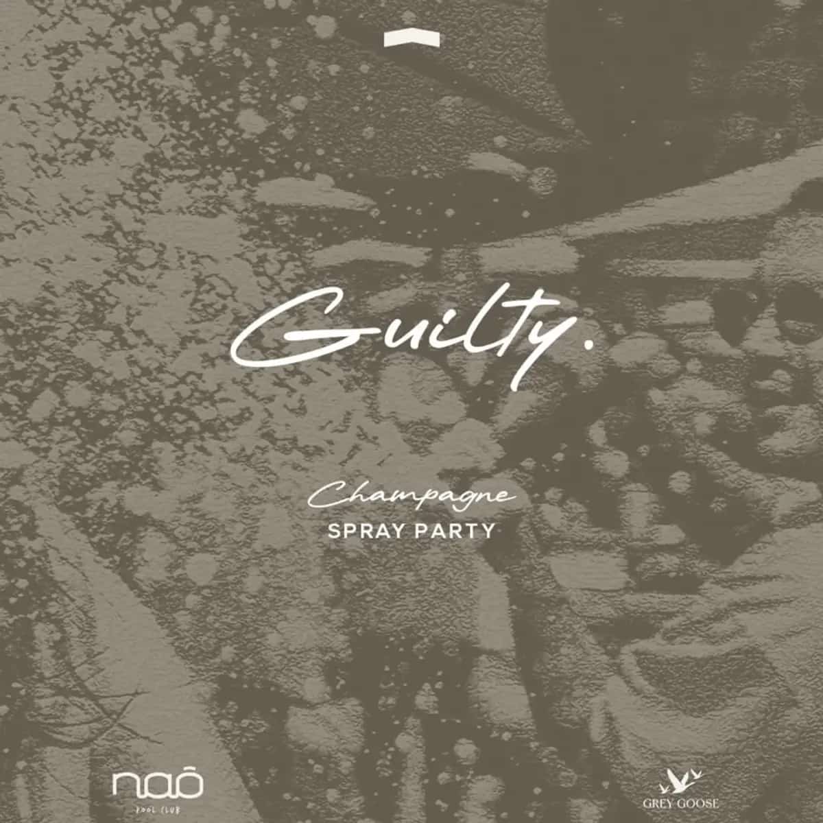 Botellas y copas de champán brillando bajo el sol en una fiesta junto a la piscina