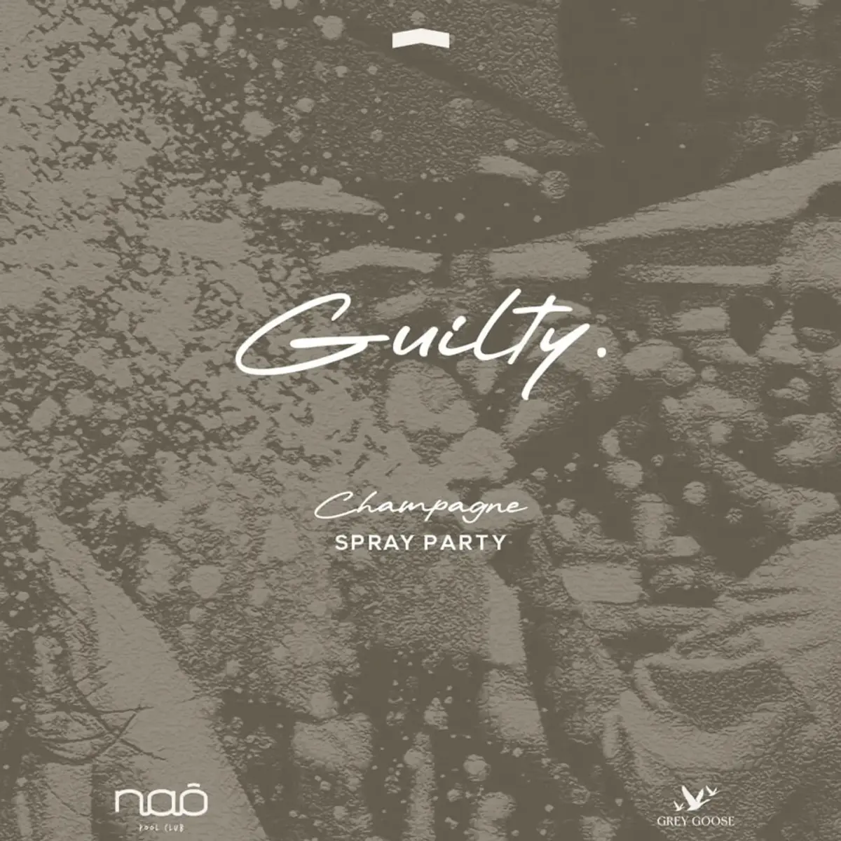 Botellas y copas de champán brillando bajo el sol en una fiesta junto a la piscina