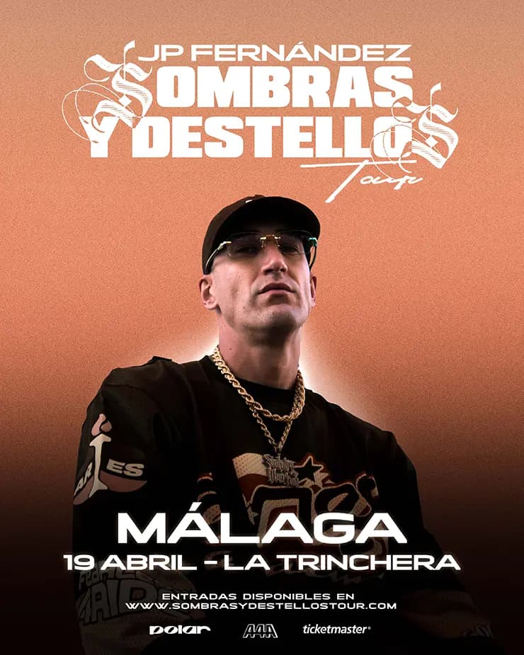 JP Fernández actuando en vivo con luces de escenario vibrantes