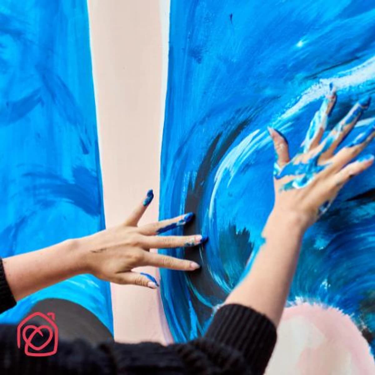 Actividad creativa para niños en Marbella en Casa Ángeles: manos pintando con témpera azul en un taller “Manos que Crean”, inclusivo y con materiales reciclados.