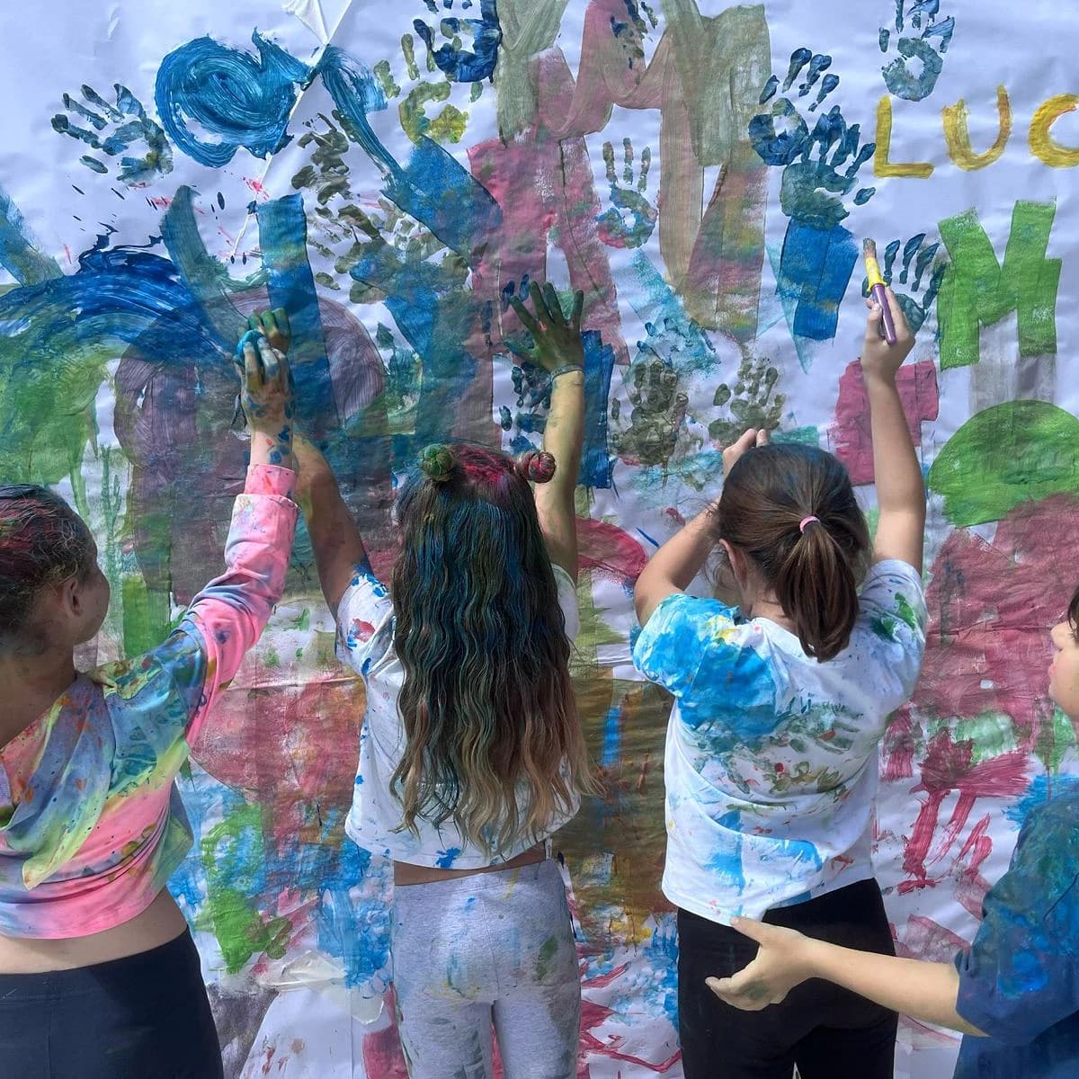 Cartel del taller El Monstruo de Colores en Casa Ángeles con información de una actividad infantil sobre emociones, pintura y música el sábado 11 de abril.