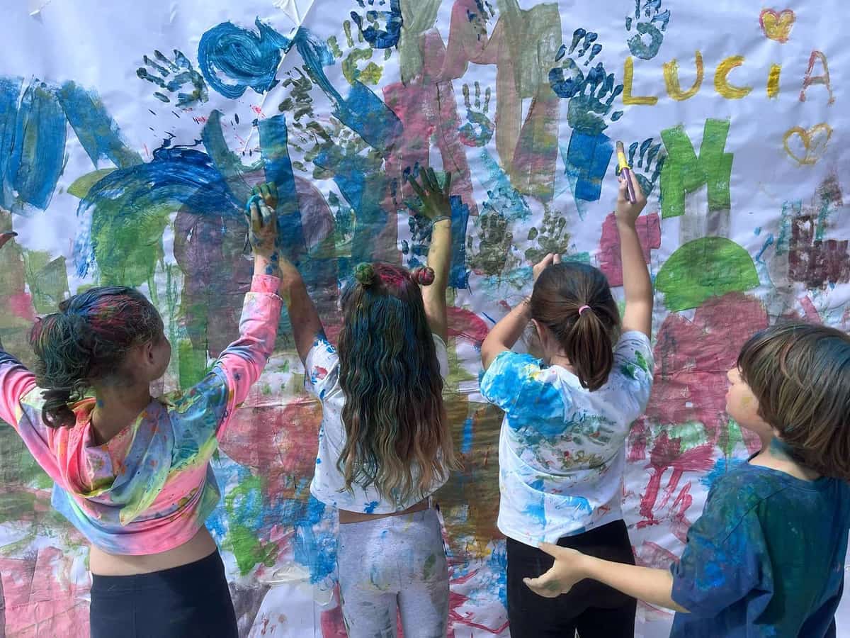 Cartel del taller El Monstruo de Colores en Casa Ángeles con información de una actividad infantil sobre emociones, pintura y música el sábado 11 de abril.