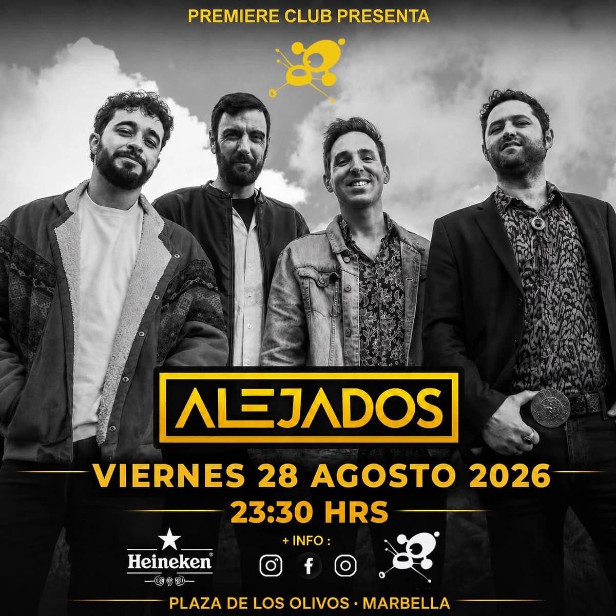 Cartel de Alejados en Premiere Club con los cuatro integrantes de la banda en blanco y negro bajo el logotipo amarillo del grupo. Anuncia el concierto del viernes 28 de agosto de 2026 a las 23:30 h en Plaza de los Olivos, Marbella.