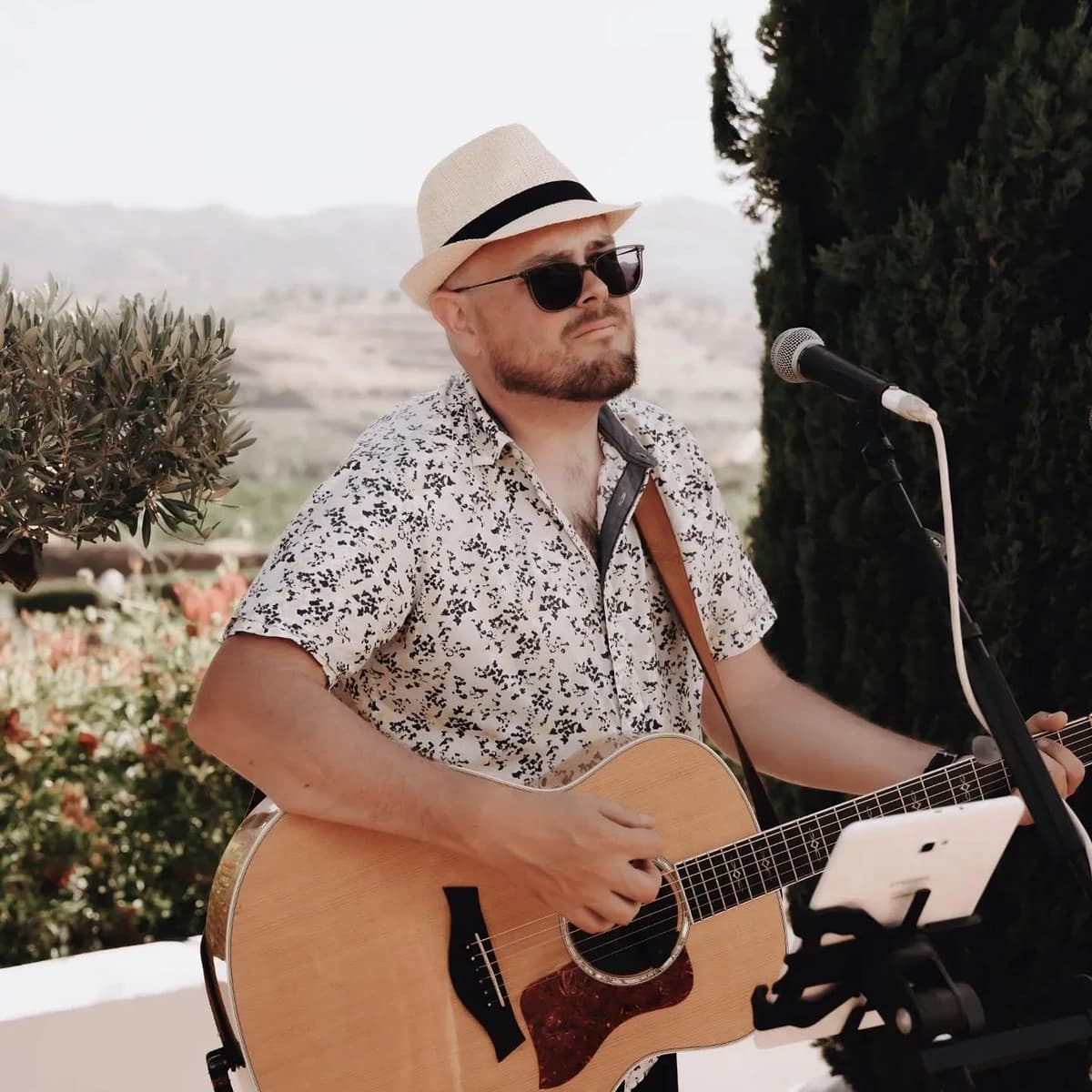 Lee Townsend actuando en vivo en Maro, España 2026