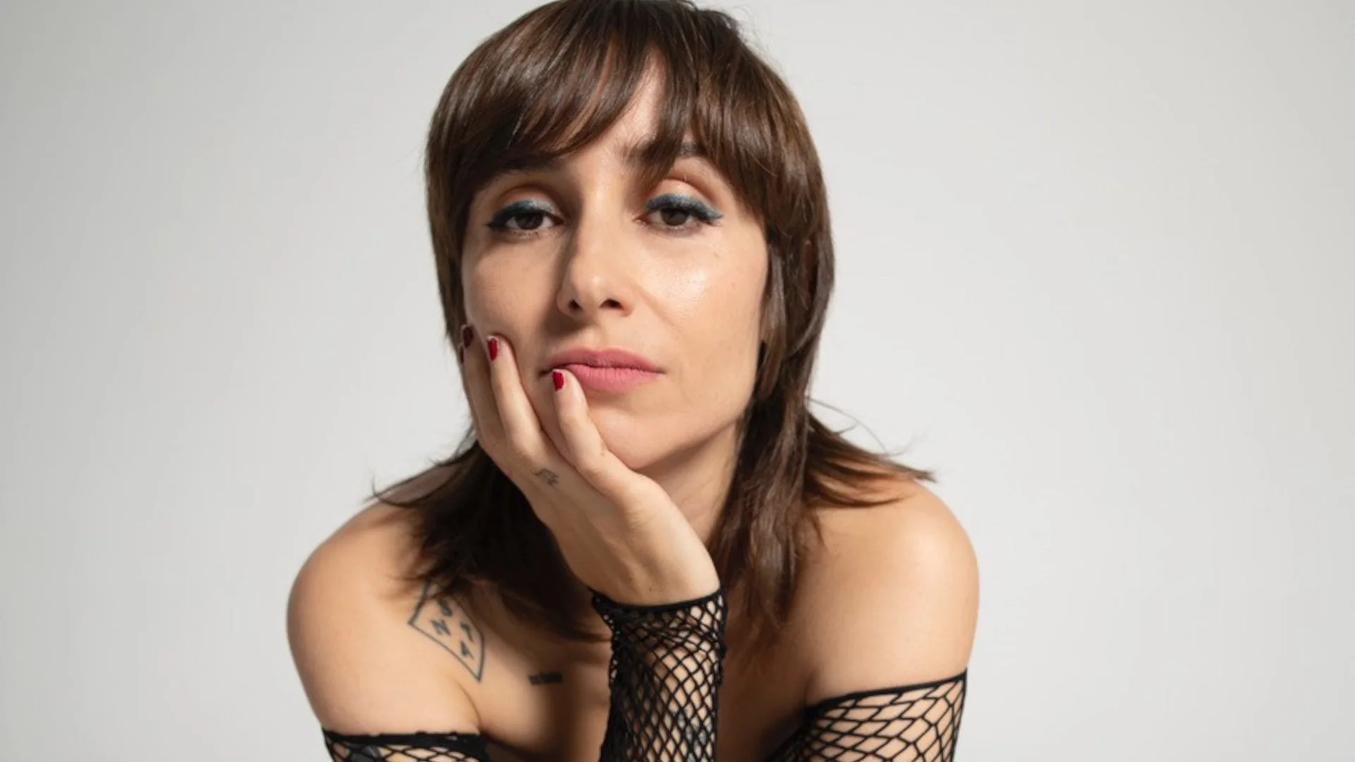 Zahara actuando en vivo con luces de escenario vibrantes