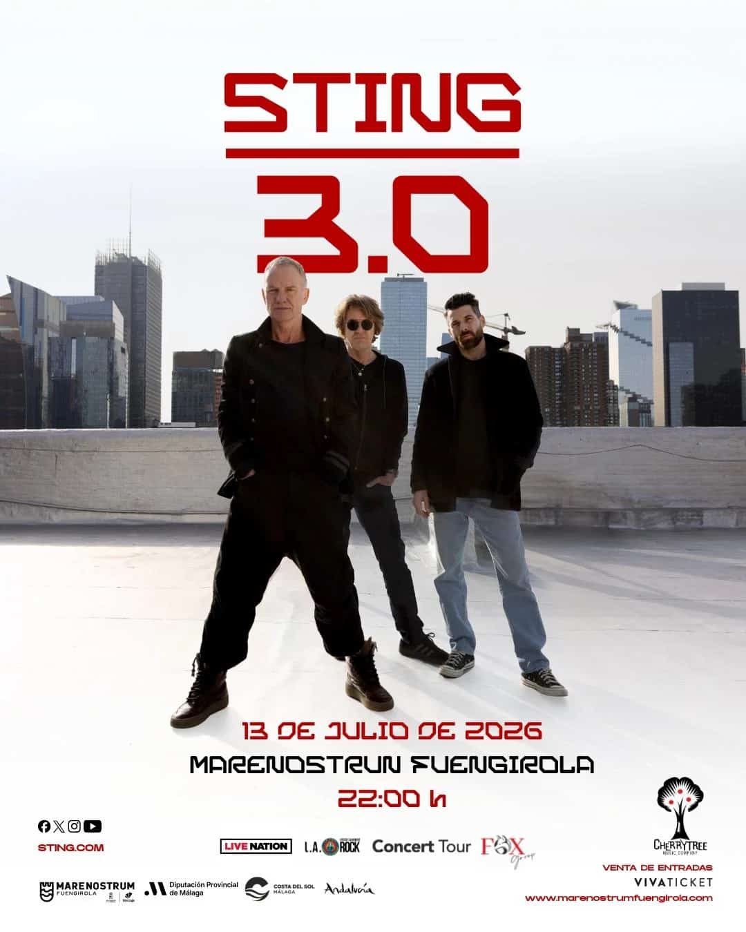 Sting actuando en directo durante la gira Sting 3.0 2026, cantando y tocando el bajo en un concierto de formato íntimo.