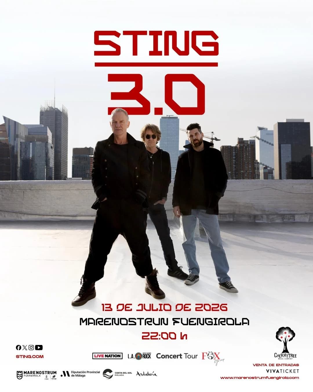 Sting actuando en directo durante la gira Sting 3.0 2026, cantando y tocando el bajo en un concierto de formato íntimo.