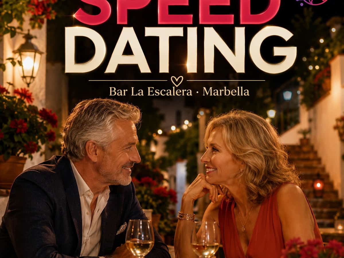Cartel promocional de speed dating con estética cinematográfica en Bar La Escalera, Marbella, mostrando a un hombre y una mujer maduros mirándose en una mesa con vino y tapas en un ambiente cálido de noche.