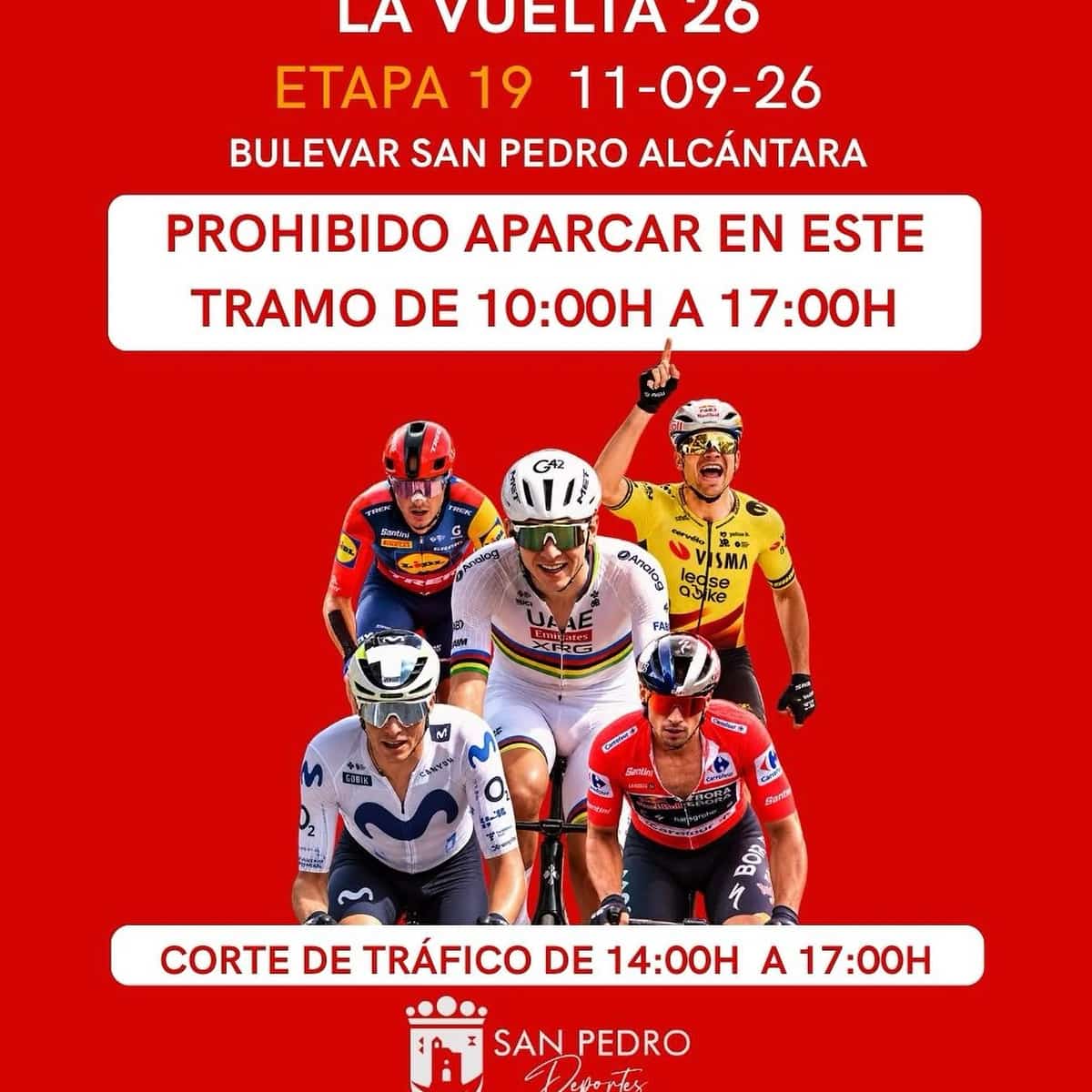 Pelotón ciclista de La Vuelta pasando por San Pedro Alcántara junto a Boulebar Café, con público siguiendo la carrera desde la zona de terraza.