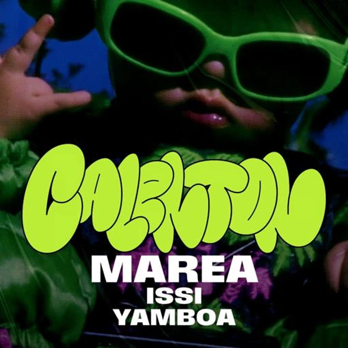 Portada de Calentón x Marea con una persona de gafas verdes, el nombre Calentón en verde lima y los nombres Marea, Issi y Yamboa en blanco.