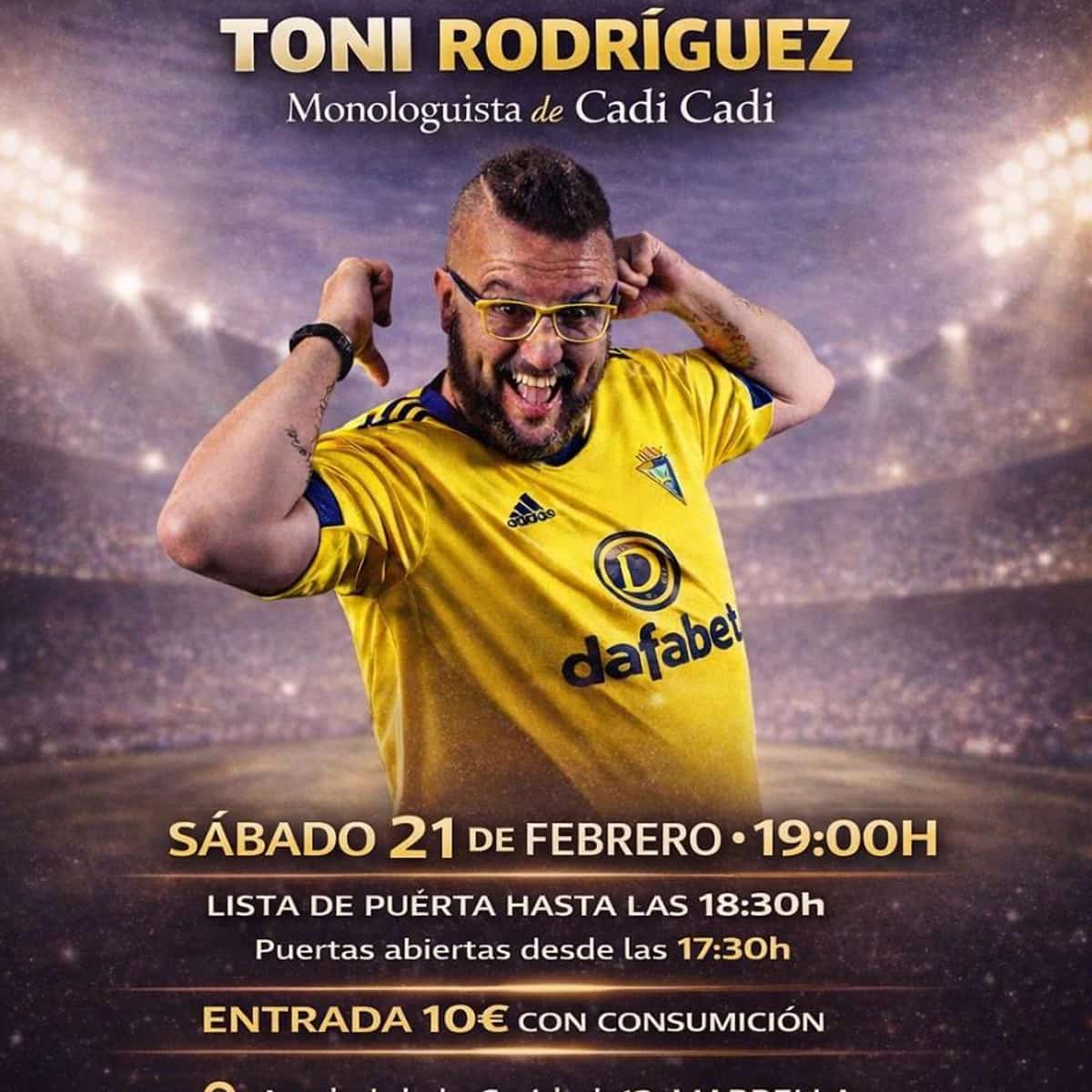 Cartel promocional del show de Toni Rodríguez en Volareroom Marbella. Aparece el humorista con camiseta amarilla celebrando en un estadio iluminado. Incluye fecha sábado 21 de febrero a las 19:00h, entrada 10€ con consumición y dirección Arrabal de la Caridad 12, Marbella.