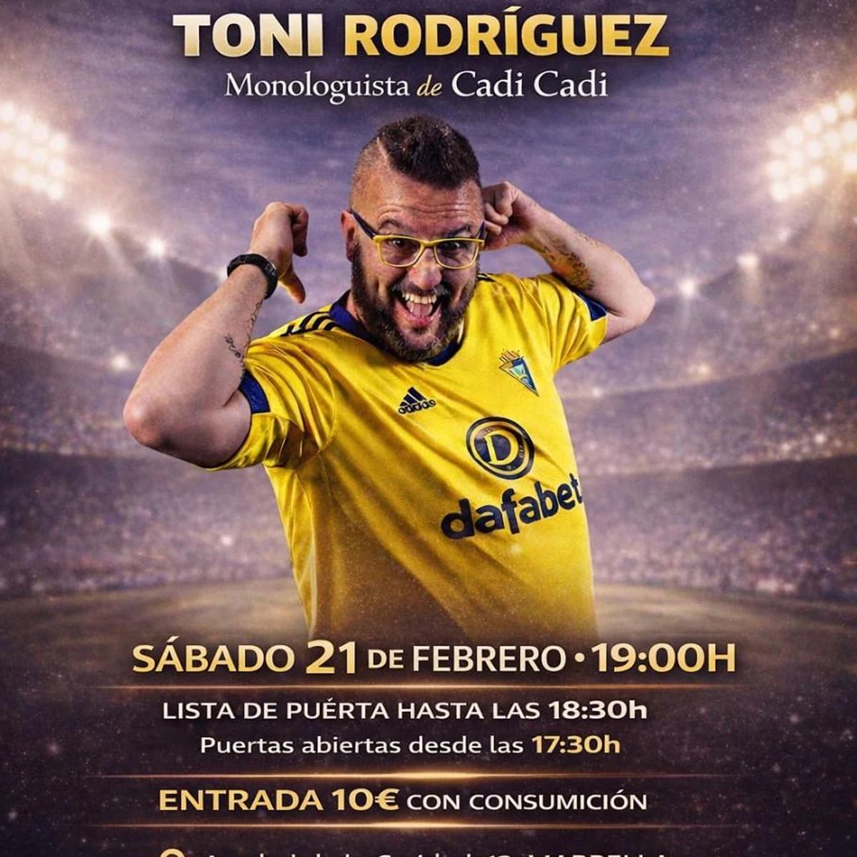 Cartel promocional del show de Toni Rodríguez en Volareroom Marbella. Aparece el humorista con camiseta amarilla celebrando en un estadio iluminado. Incluye fecha sábado 21 de febrero a las 19:00h, entrada 10€ con consumición y dirección Arrabal de la Caridad 12, Marbella.