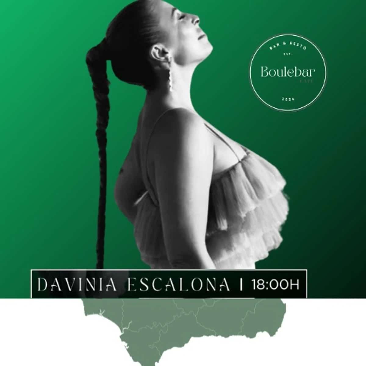 Cartel de Davinia Escalona en Boulebar Café, San Pedro Alcántara, con música en directo, tardeo flamenco y celebración del Día de Andalucía en un ambiente acogedor.