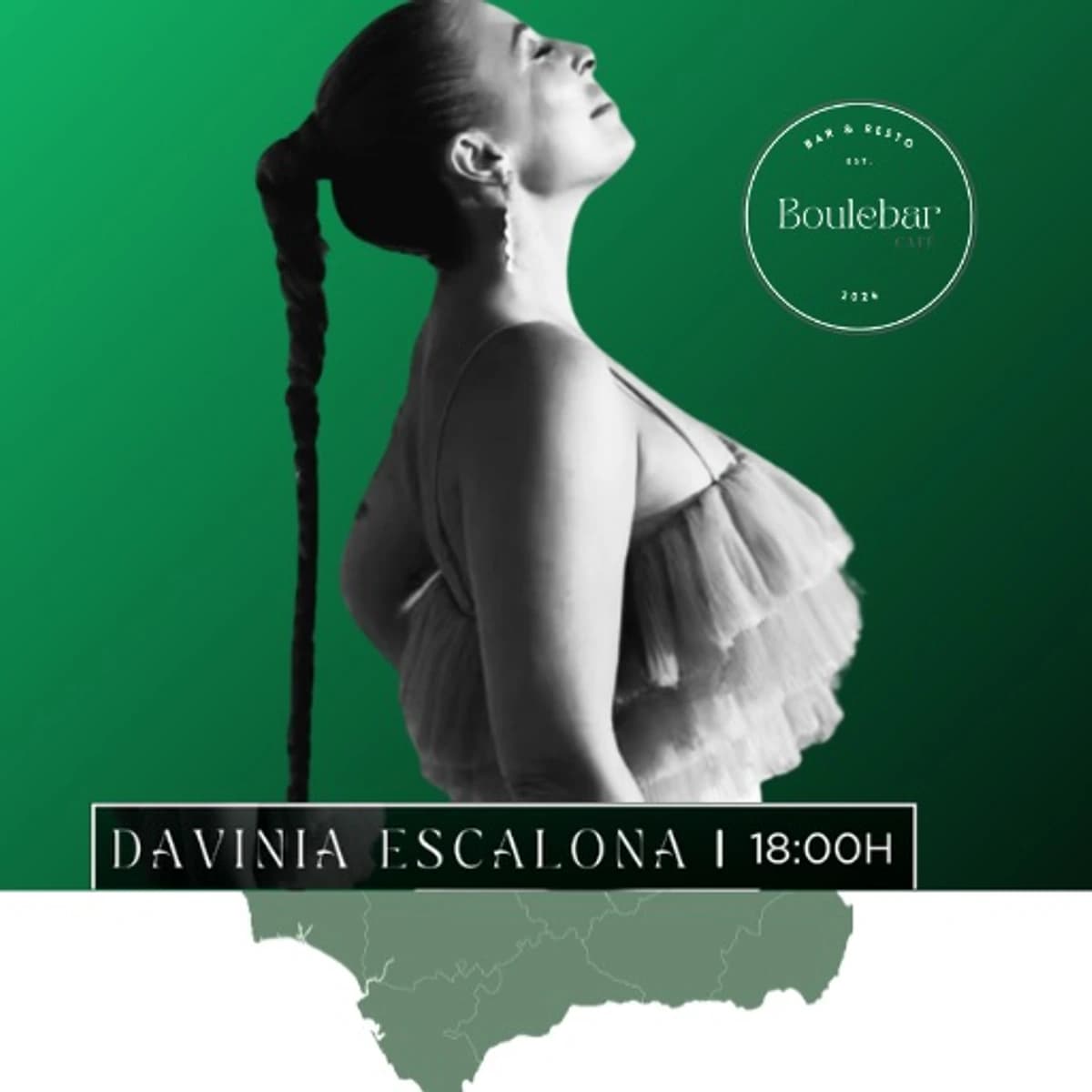 Cartel de Davinia Escalona en Boulebar Café, San Pedro Alcántara, con música en directo, tardeo flamenco y celebración del Día de Andalucía en un ambiente acogedor.