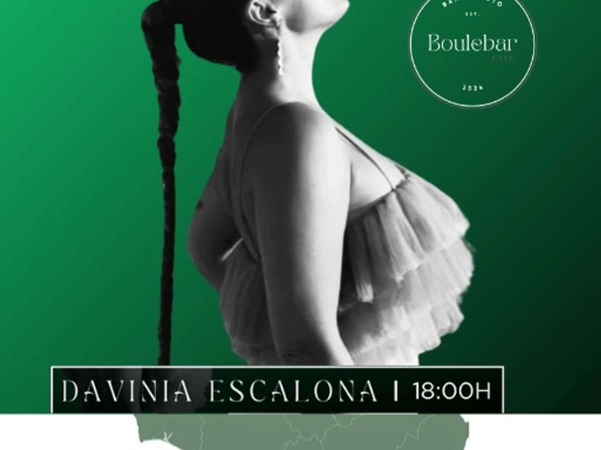 Cartel de Davinia Escalona en Boulebar Café, San Pedro Alcántara, con música en directo, tardeo flamenco y celebración del Día de Andalucía en un ambiente acogedor.