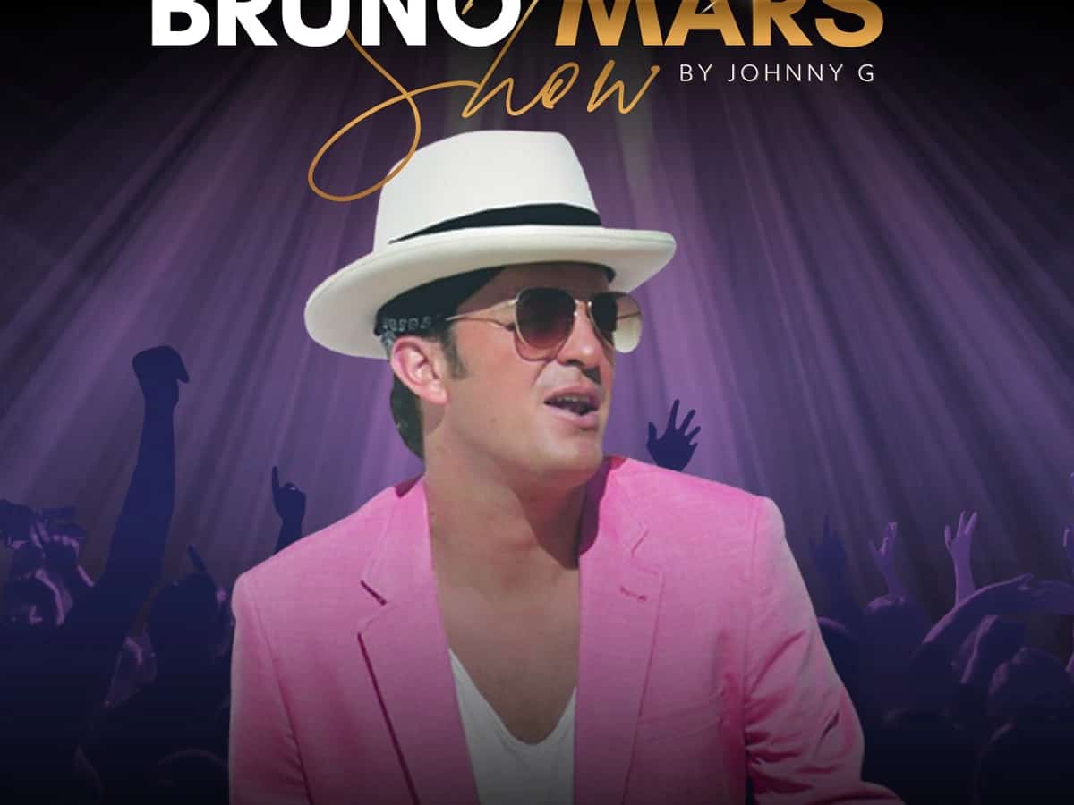 Cartel del Bruno Mars Show en La Sala Puerto Banús con Johnny G vestido con chaqueta rosa y sombrero blanco sobre un fondo de concierto.