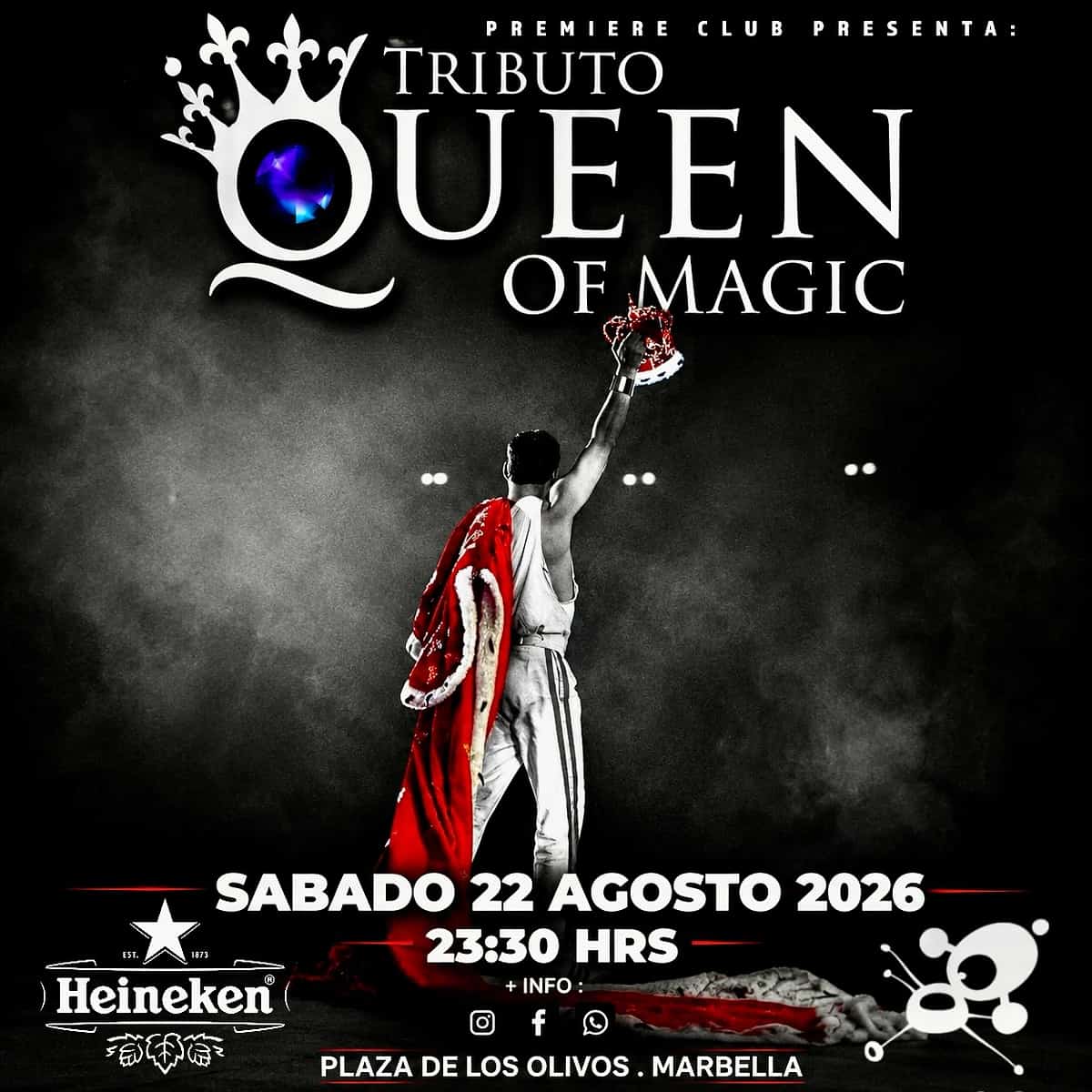 Cartel de Queen of Magic en Premiere Club con un intérprete de espaldas levantando una corona y una capa roja sobre un escenario oscuro. El diseño anuncia el tributo a Queen del sábado 22 de agosto de 2026 a las 23:30 h en Plaza de los Olivos, Marbella.