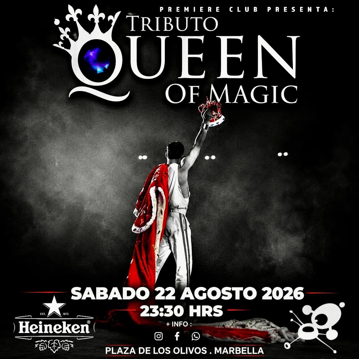 Cartel de Queen of Magic en Premiere Club con un intérprete de espaldas levantando una corona y una capa roja sobre un escenario oscuro. El diseño anuncia el tributo a Queen del sábado 22 de agosto de 2026 a las 23:30 h en Plaza de los Olivos, Marbella.