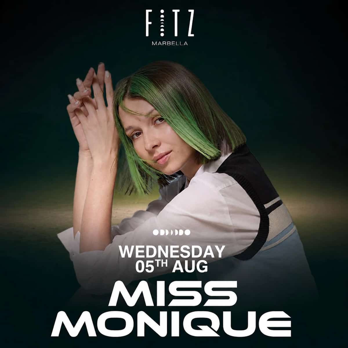 Cartel de Miss Monique en FITZ Marbella para el miércoles 5 de agosto, con retrato de la artista de pelo verde, fondo oscuro y estética electrónica.
