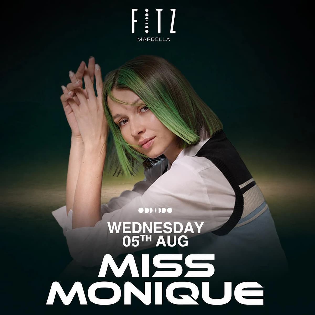 Cartel de Miss Monique en FITZ Marbella para el miércoles 5 de agosto, con retrato de la artista de pelo verde, fondo oscuro y estética electrónica.