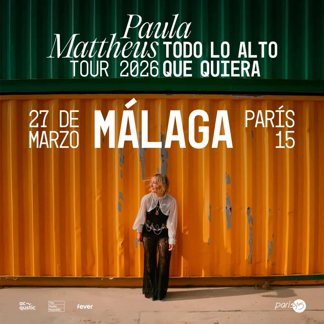 Paula Mattheus actuando en vivo con un fondo vibrante