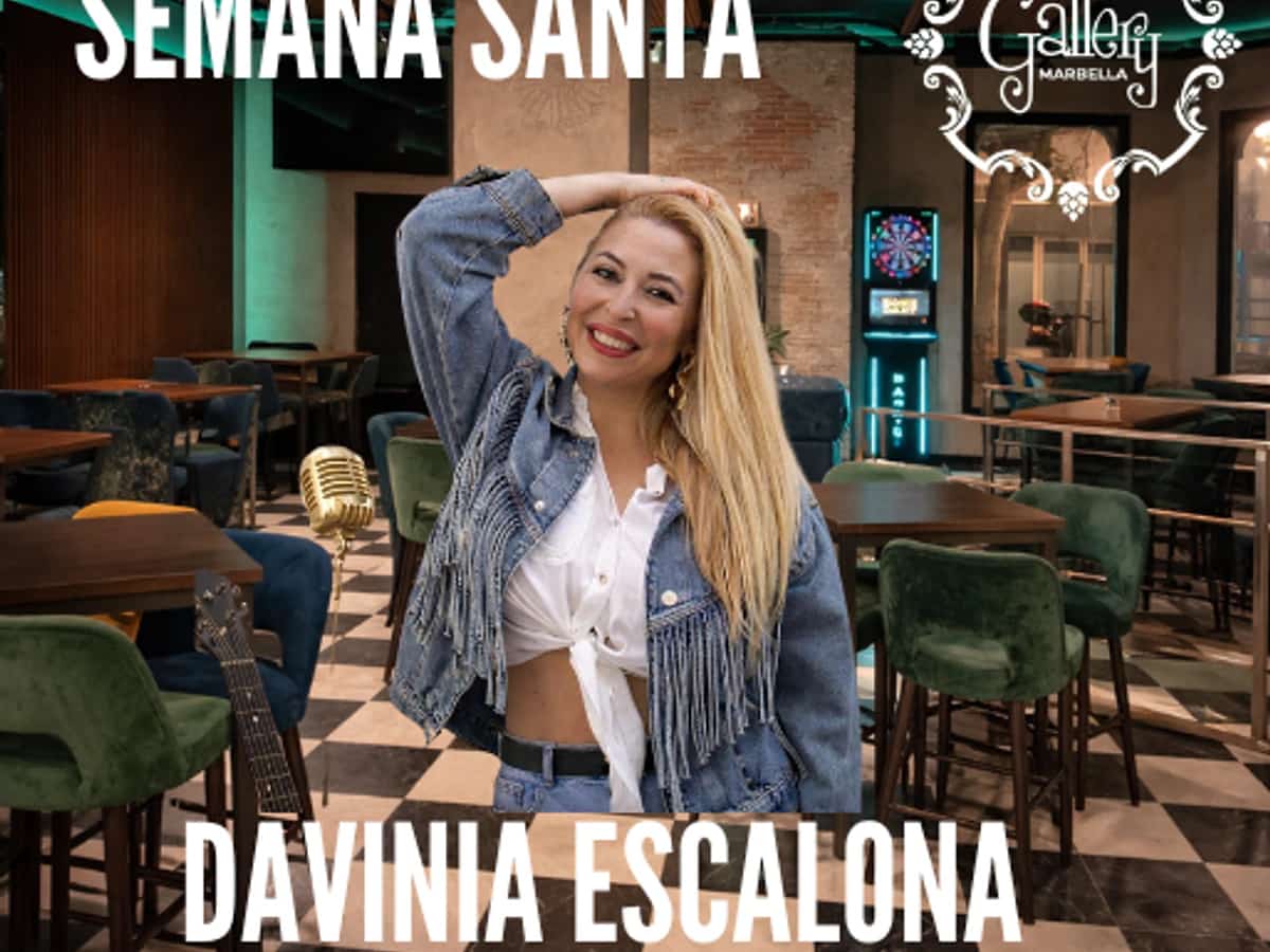 Cartel de Semana Santa en Gallery Marbella con Davinia Escalona posando en el interior del local, rodeada del ambiente lounge del espacio.