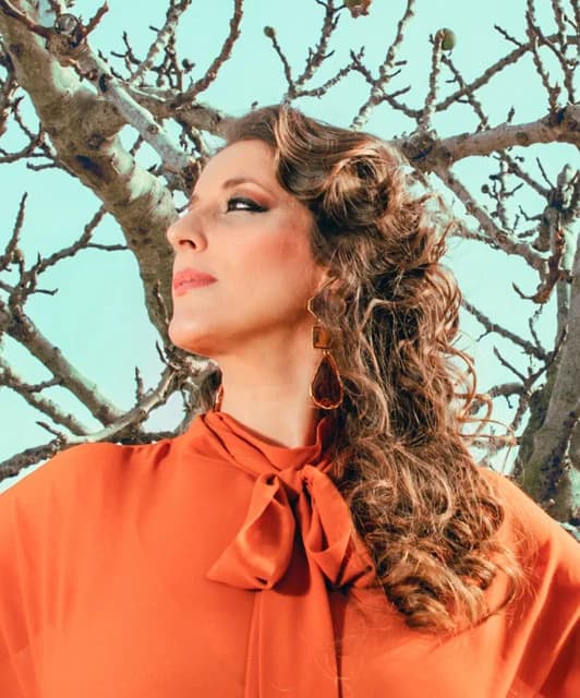 Argentina interpretando flamenco con pasión y elegancia