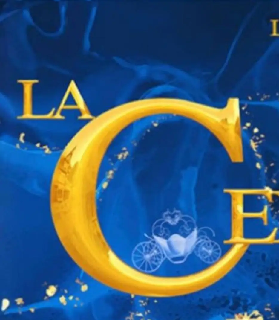 Actuación musical de La Cenicienta con trajes vibrantes y un escenario animado