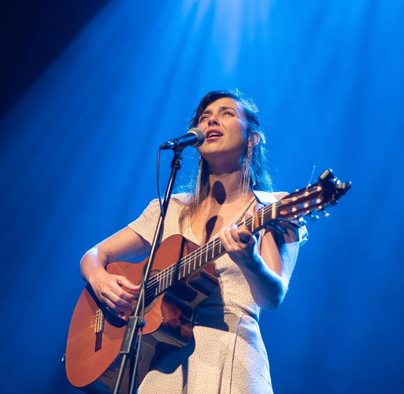 GUADA en concierto en Málaga durante la gira Algo Familiar en Sala The Hall
