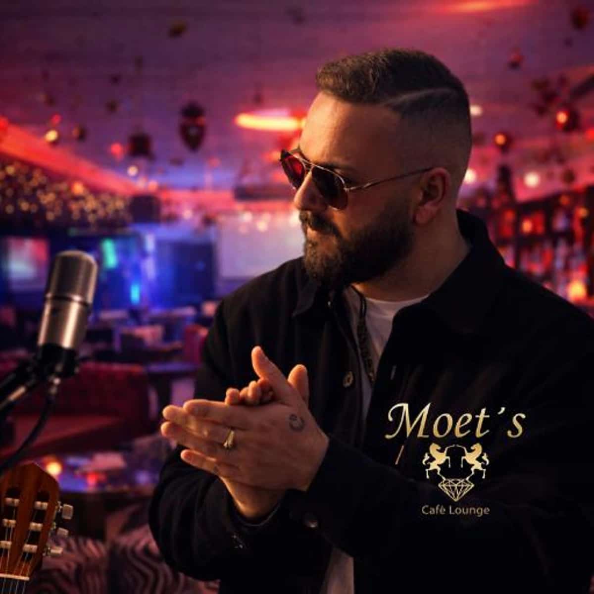 Imagen Frasco de Pruna en concierto flamenco en Möet’s Lounge Marbella, cantante masculino con micrófono en un tardeo flamenco en el centro de Marbella casco antiguo.del cartel del evento