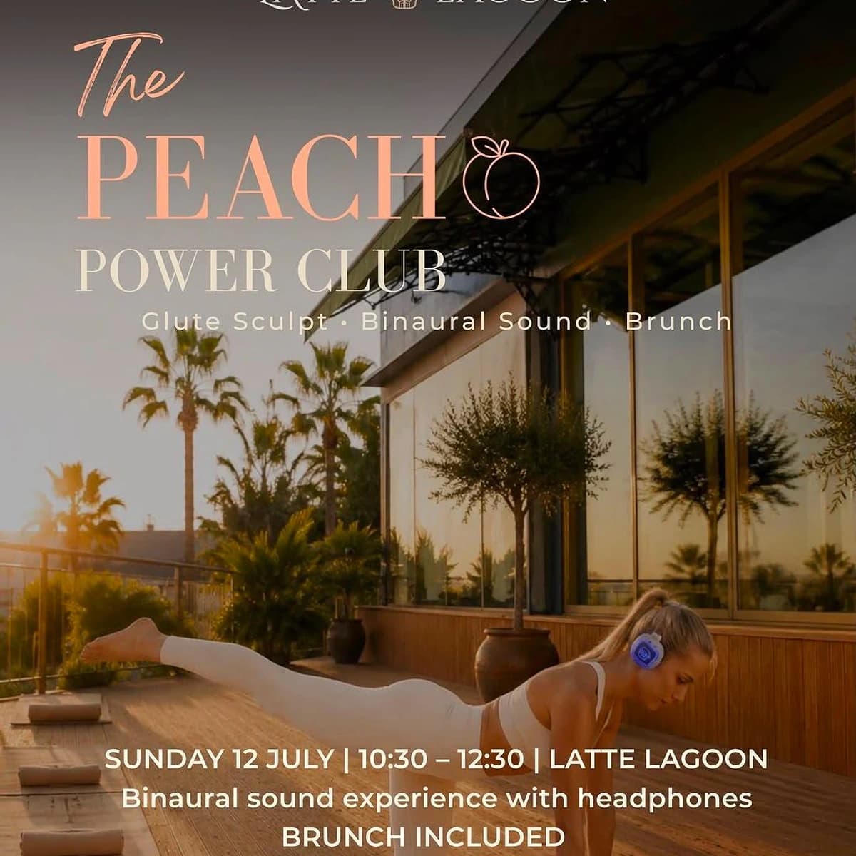 Cartel de The Peach Power Club en Latte Lagoon, con una mujer entrenando sobre esterilla con auriculares inalámbricos en una terraza al atardecer, anunciando Glute Sculpt, sonido binaural y brunch en Puerto Banús.